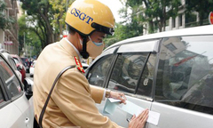Hà Nội: CSGT xử lý ô tô chiếm lòng đường, vỉa hè ở quận Hoàn Kiếm