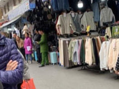 Công an Hà Nội xác minh clip cô gái bị tát khi mặc cả mua hàng 