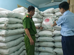 Cục QLTT Phú Yên tạm giữ 17 tấn đường cát trắng do Thái Lan sản xuất