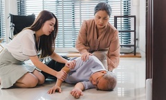Căn bệnh lạ khiến người đàn ông đứng lên là ngất