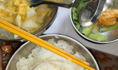 Khoe mẹ bữa cơm tự nấu, nữ sinh khóc không thành lời trước tin nhắn của mẹ