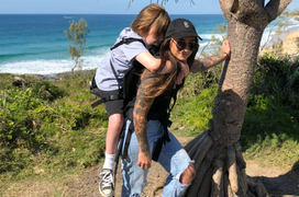 Cảm động chuyện mẹ U50 cõng con trai 26 tuổi du lịch khắp nơi 