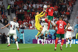 Ngỡ ngàng trước độ cao bật nhảy của cầu thủ Maroc khiến Ronaldo khóc hận