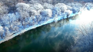 Dòng sông không bị đóng băng giữa nhiệt độ -40 độ C