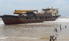 Bên trong tàu có chữ Trung Quốc vừa trôi dạt vào bờ biển Quảng Trị