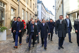 Phút thư thái của Thủ tướng Phạm Minh Chính tại phố cổ Luxembourg