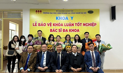 Những sinh viên đầu tiên của ngành Y đa khoa bảo vệ khóa luận tốt nghiệp