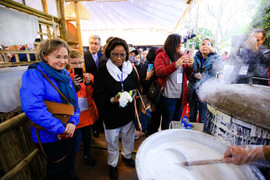 Các đại sứ, phu nhân trải nghiệm làm bánh phở