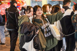 Phố cổ Hà Nội trang hoàng Noel, nườm nượp người vãn cảnh chụp ảnh