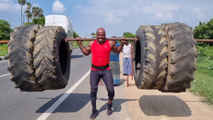 Lực sĩ Ấn Độ nâng 4 lốp xe tải nặng gần 350 kg