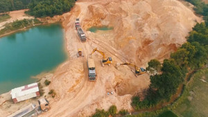 Đường đi kỳ lạ của xe khai thác đất, náo loạn làng quê ở Vĩnh Phúc