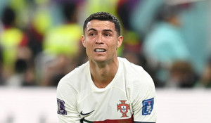 Bồ Đào Nha bị loại, Ronaldo bật khóc bỏ vào đường hầm