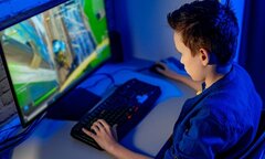 Con trai nghiện game, cha mẹ thuê game thủ 'lấy độc trị độc'