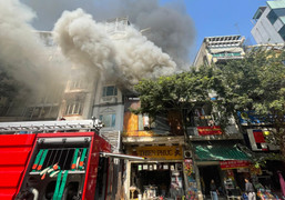 Cháy cửa hàng bán khung tranh ở phố cổ Hà Nội