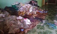 Khách quỵt tiền thuê nhà, để lại căn phòng với các chai nước bốc mùi gây sốc