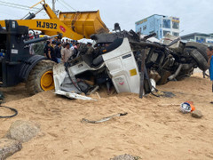 Bình Định: Xe trộn bê tông lao ra biển, 3 người thương vong