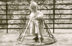 Xe tập đi ở các thế kỷ trước trông kỳ lạ thế nào?