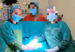 Cô gái 20 tuổi giả mạo bác sĩ làm việc ở bệnh viện suốt một năm mà không ai biết