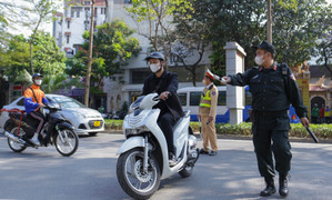 Đuổi theo tài xế vứt gói màu trắng ra đường, phát hiện người đi xe mang ma túy