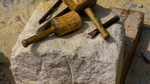 Người đàn ông Ấn Độ 8 năm đẽo đá làm 400 bậc thang lên đền thiêng