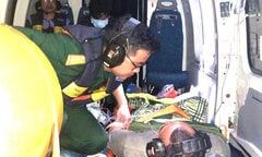 Trực thăng vượt mưa dông đưa ngư dân đột quỵ não từ đảo Sinh Tồn vào đất liền