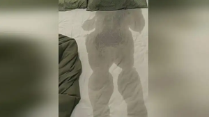 Chàng trai sốt 40 độ gây xôn xao với vết tích để lại khi rời khỏi giường