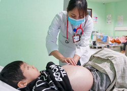 Trẻ suy thận nặng do gia đình tự ý dùng thuốc nam điều trị