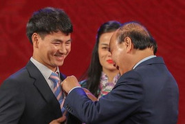 NSƯT Xuân Bắc nhận Huân chương Lao động hạng Ba