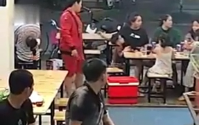 Ôm nhầm mẹ, bé trai xấu hổ rúc vào người anh 