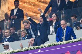 Tổng thống Pháp vào tận phòng thay đồ, ôm từng cầu thủ mừng chiến thắng