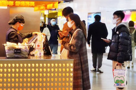 Trung Quốc chuyển cách chống COVID-19 từ kiềm chế lây sang điều trị y tế