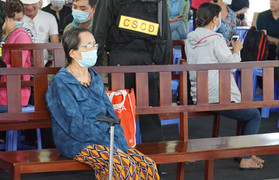 Nhân viên Alibaba đến nhà cụ bà giặt đồ, nấu cơm để chèo kéo bán 12 lô đất