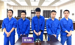 Bạn gái bị hôn tay, thanh niên rủ đồng bọn đánh người nhập viện