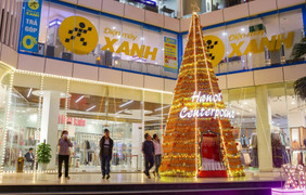 Độc đáo cây thông Noel vàng ruộm làm từ 8.000 bắp ngô