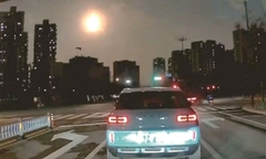 Video cảnh ‘quả cầu lửa’ xuất hiện và lao xuống từ trên bầu trời gây sốt