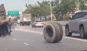 Chở hàng nặng trên phố, xe tải rụng bánh sau