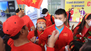 Quang Hải, Văn Hậu, HLV Park được người hâm mộ vây kín chào đón tại sân bay Lào