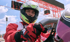 Hồ Quang Hiếu trải nghiệm đua xe cảm giác mạnh