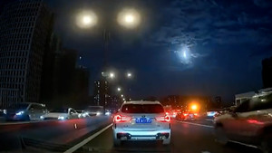 Khoảnh khắc thiên thạch rơi rực sáng màn đêm ở Trung Quốc