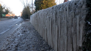 Vỡ đường ống nước, vô tình tạo thành hàng rào băng tuyệt đẹp ở Anh