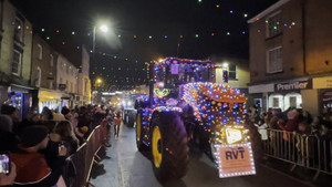 200 chiếc máy cày diễu hành chào đón Giáng Sinh ở xứ Wales