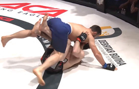 Võ sĩ tung đòn bẻ chân cực hiểm, đối thủ xin đầu hàng