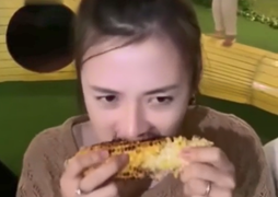 Ba cô gái nhem nhuốc vì ăn ngô nướng