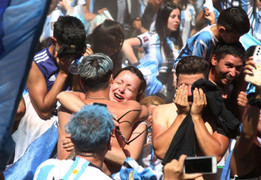 Biển người ăn mừng Argentina vô địch World Cup