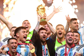 Thắng chung kết World Cup kịch tính nhất, Messi ôm đồng đội ăn mừng như sắp khóc