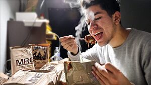 Ăn thử đồ ăn của lính đánh trận, từ Mỹ, Anh, Pháp, Nga, Ukraine đến Trung Quốc