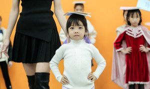 Cận cảnh quá trình tập luyện gian khó của các người mẫu nhí