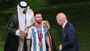 Bật mí chiếc áo choàng Quốc vương Qatar tự tay khoác cho Messi