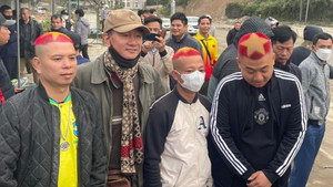 Cổ động viên Việt Nam để mái đầu in hình quốc kỳ, cổ vũ cho AFF Cup 2022