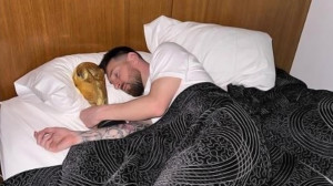 Bức ảnh Messi ngủ với cúp vàng gây bão mạng xã hội